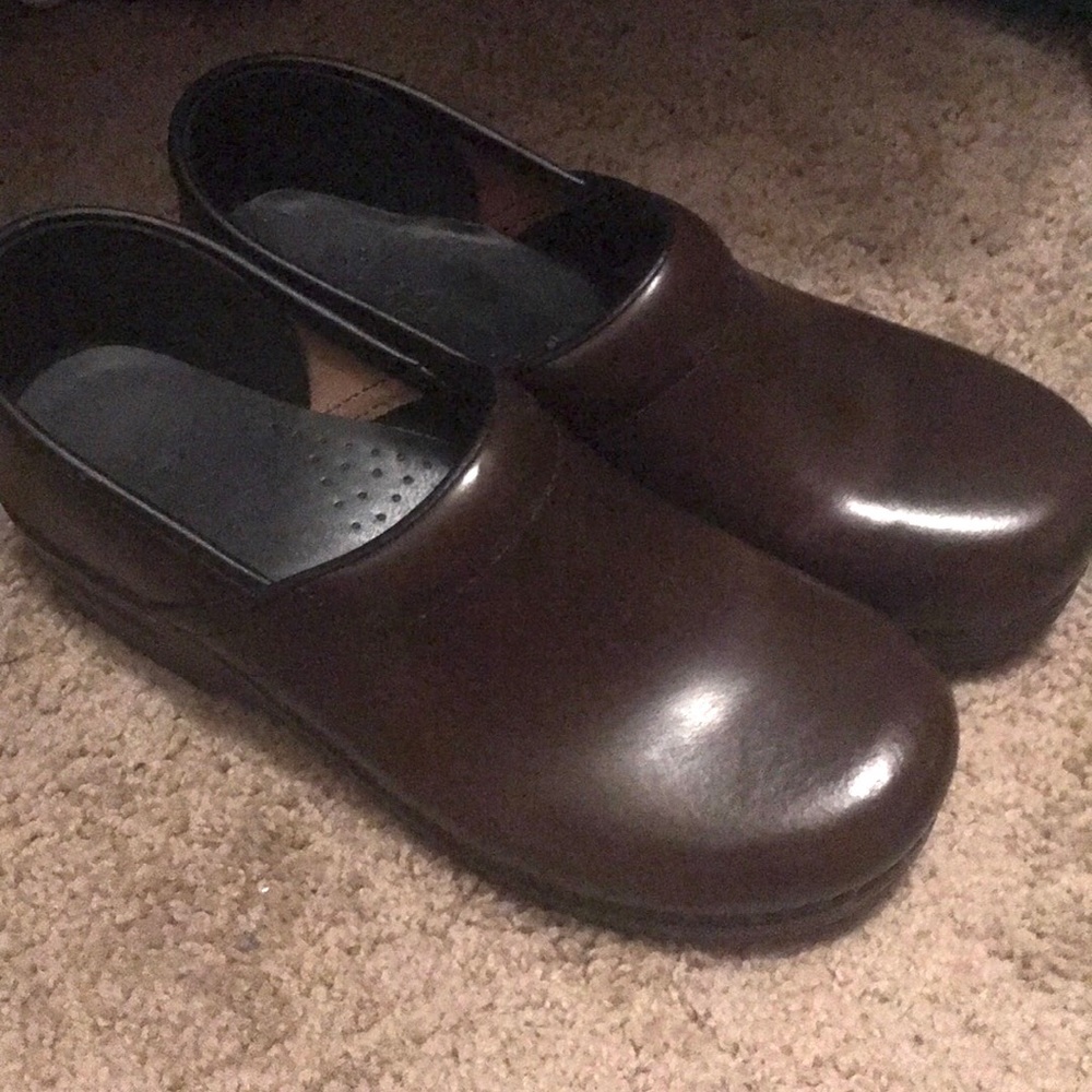 Brown Dansko 40 fits like size 9.